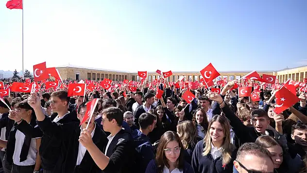 Türk Eğitim Derneği Ailesi, 10 Bin Kişilik Dev Bir Katılımla Cumhuriyet'in 100. Yılında Anıtkabir'i Ziyaret Etti