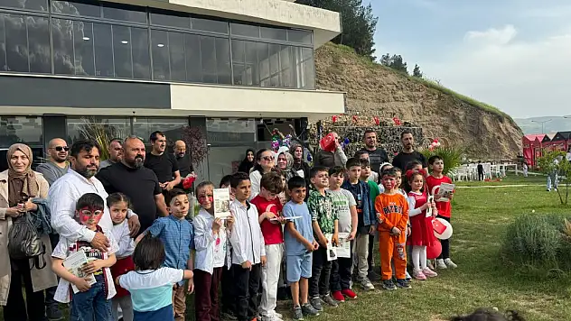 Ulubey Et Balık Restaurant, 23 Nisan'da Öğrencileri Ağırladı