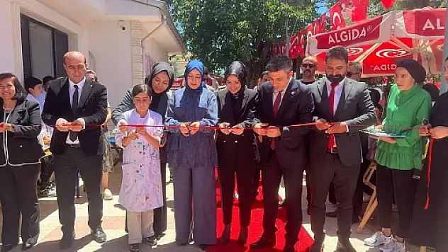 Vali Eşi Nurten Kızılkaya, Şirvan Halk Eğitim Merkezinin Yıl Sonu Sergisinin Açılışına Katıldı