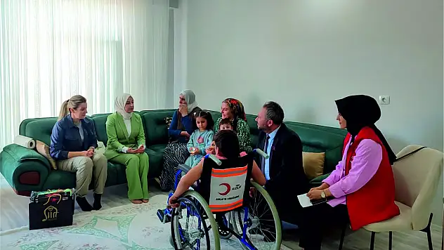 Vali Eşi Nurten Kızılkaya'dan Engelli Aile Ziyareti