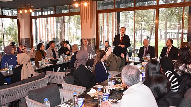 Vali Kızılkaya, TÜBİTAK'ta Dereceye Giren Öğrencilerle Bir Araya Geldi