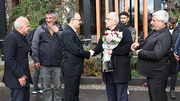 Vali ve Belediye Başkan Vekili Dr. Kemal Kızılkaya'ın Çalışan Gazeteciler Günü Jesti