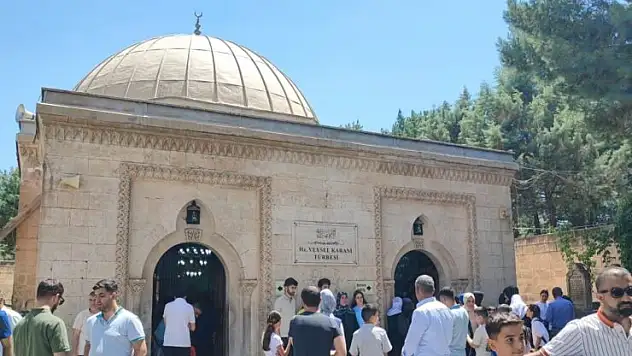 Veysel Karani Türbesine Ziyaretçi Akını