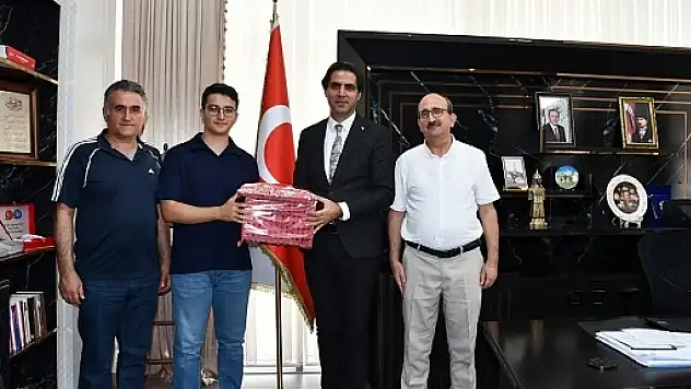 YKS Türkiye Birincileri İl Milli Eğitim Müdürü İlhan Saz'ı Ziyaret Etti
