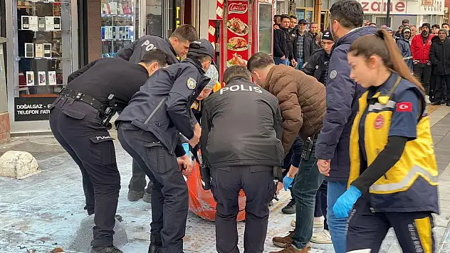 Zabıtanın Tezgahını Kaldırmak İstediği Seyyar Satıcı Kendini Yaktı!