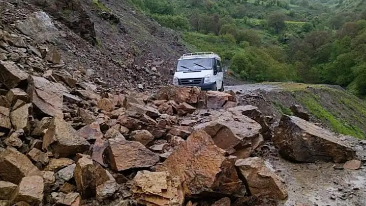 Heyelan Nedeniyle Kapanan Köy Yolu Açıldı
