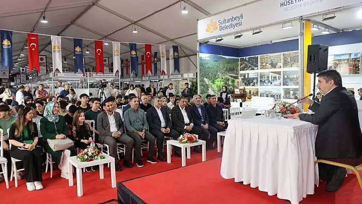 Prof.Dr.Yasin Aktay, 7. Sultanbeyli Kitap Fuarında Okurlarıyla Buluştu