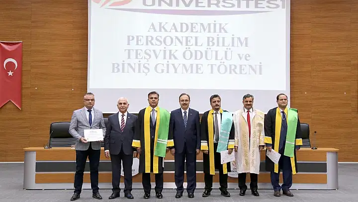 Siirt Üniversitesinde 'Akademik Personel Bilim Teşvik Ödül ve Biniş Giyme Töreni'