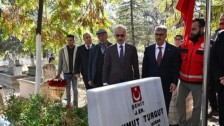 Uraloğlu'ndan 15 Temmuz Kahramanı Şehit Ömer Halisdemir'in Kabrine Ziyaret