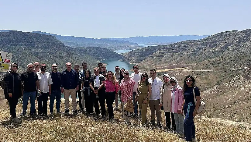 Fotoğraf Albümü Dolu, Eğitim Karnesi Boş!