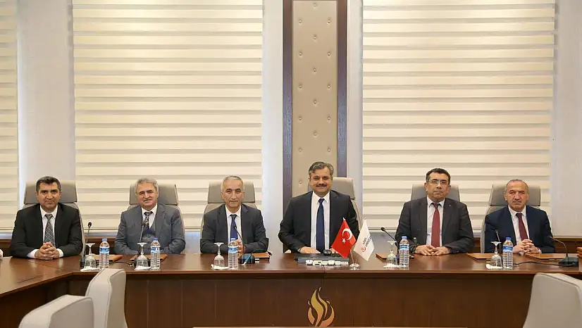 Rektör Şındak, Dicle Üniversitesi Veteriner Fakültesi Akademik Personelini Ağırladı