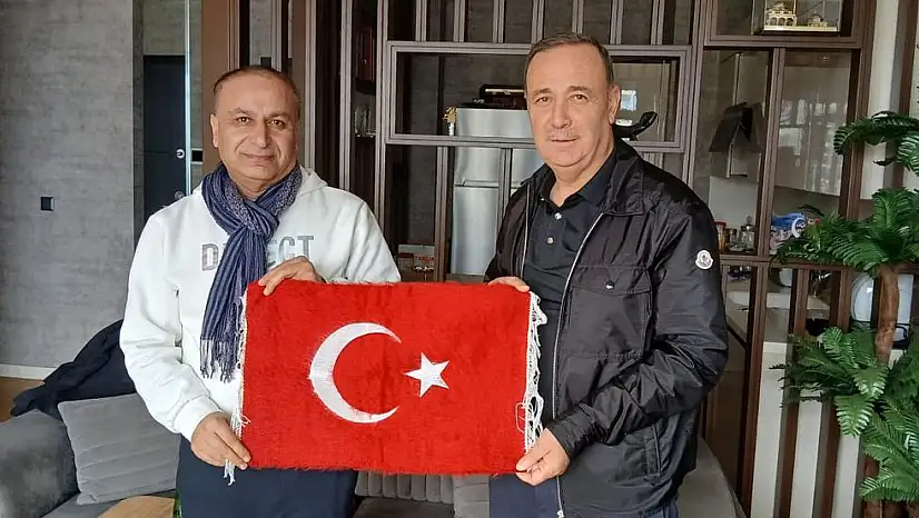 Seyyah 5000'inci Türk Bayrağını Osman Ören'e Hediye Etti