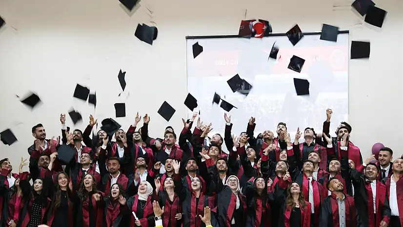Siirt Veteriner Fakültesi Öğrencilerimizin Mezuniyet Coşkusu