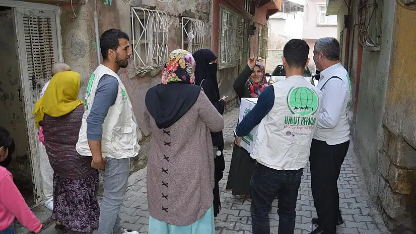 Siirt'te Umut Kervanı Yüzlerce Aileye Ramazan Yardımı Ulaştırdı