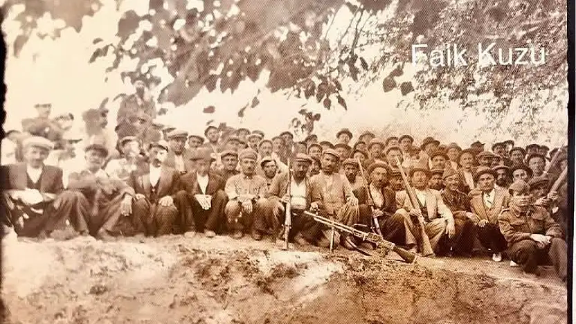 1949 Yılına Ait Siirtli Avcıların Askerlerle Çekilmiş Hatıra Fotoğrafı Gün Yüzüne Çıktı