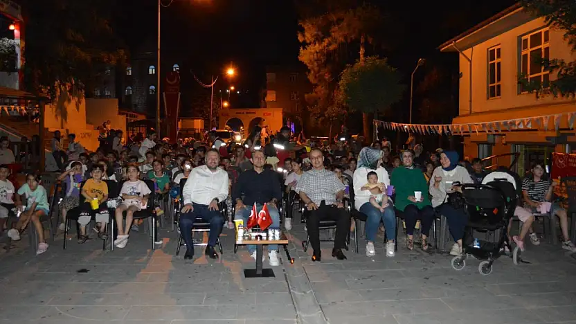 Baykan'da Açık Hava Sinema Etkinliği Yoğun İlgi Gördü