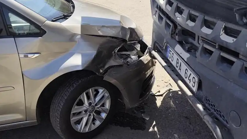 Küçük Sanayi Sitesinde Araçlar Çarpıştı: Yaralanma Yaşanmadı