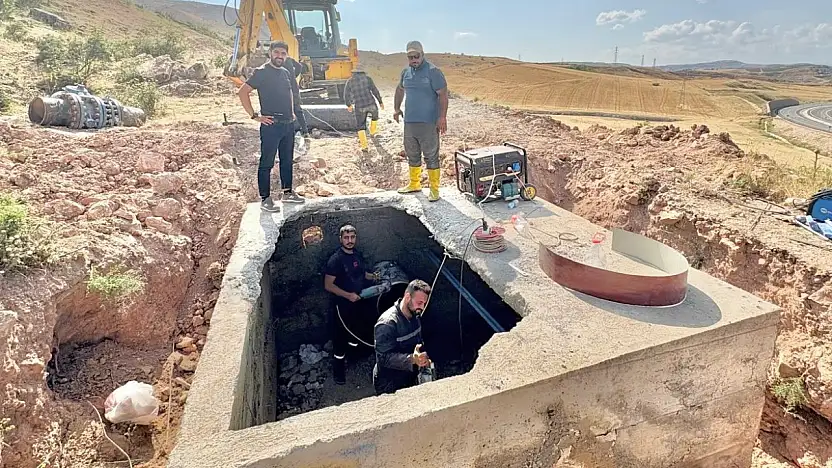 Kurtalan'da Şebeke Suyu Ana Nakil Hattında Arıza Onarım Çalışmaları Devam Ediyor