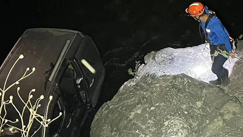 Siirt-Bitlis Karayolunda Gece Saatlerinde Kaza: Sürücü Araçta Sıkıştı