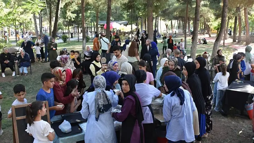 Siirt Millet Bahçesi'nde Aşure İkramı: Dayanışma ve Bereket Buluşması