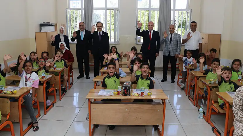 Siirt'te 560 Okulda Öğrenciler Karnelerini Aldı