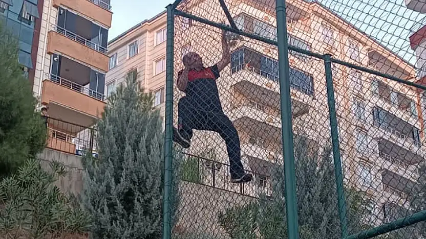 Siirt'te Çim Saha Tellerine Sıkışan Yavru Kedi İtfaiye Ekiplerince Kurtarıldı