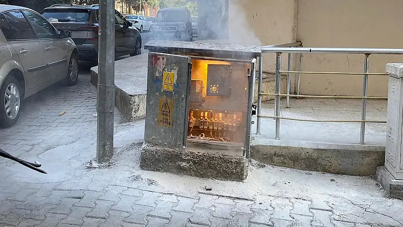 Siirt'te Elektrik Panosu Alev Aldı, Mahallede Korku Dolu Anlar Yaşandı