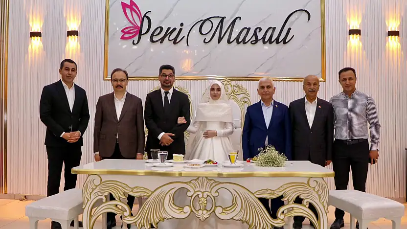 Siirt'te Emron ve İleri Ailelerinin Düğün Sevincine Vali ve Milletvekili de Ortak Oldu