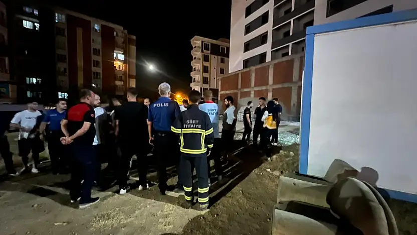Siirt'te İnşaatta Tehlikeli Anlar: Vatandaş Ekiplerin Müdahalesiyle İndirildi