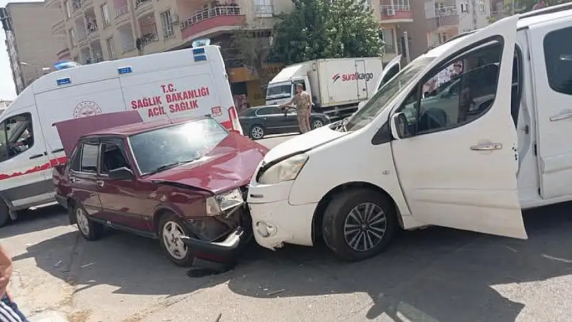 Siirt'te Jandarma Komutanlığı Önünde Trafik Kazası: 1 Kişi Hafif Yaralandı