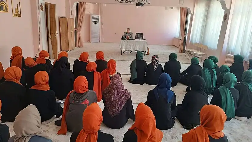 Siirt'te Kuran Kursu Öğrencilerine Stres ve Teknoloji Bağımlılığı Eğitimi