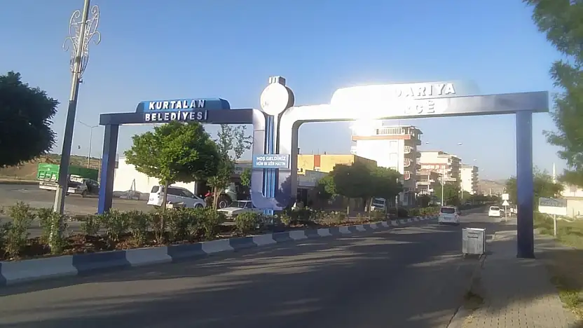 Siirt'te Kurtalan'ın Girişine Kent Kimliğini Yansıtan Tabela Yerleştirildi