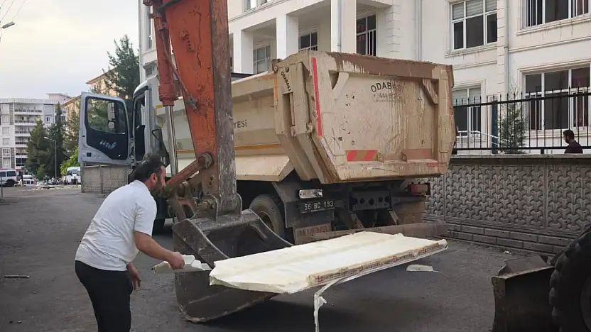 Siirt'te Kuvvetli Rüzgâr Hayatı Olumsuz Etkiledi: Belediye Ekipleri Hızla Müdahale Etti