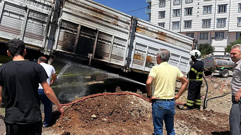 Siirt'te Park Halindeki Kamyon Dorsesi Alev Aldı, İtfaiye Müdahalesiyle Söndürüldü