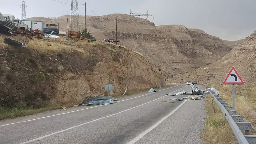 Siirt'te Şiddetli Rüzgar Tehlike Yarattı: Çatı Parçası Yola Savruldu