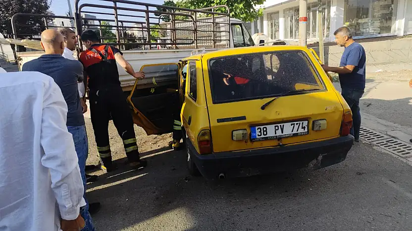 Siirt'te Otomobil ile Transit Araç Çarpıştı: 19 Yaşındaki Sürücü Yaralandı