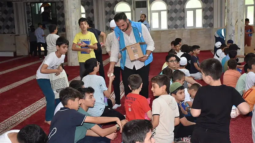 Siirt'te Yaz Kursu Öğrencilerine Dondurma Sürprizi