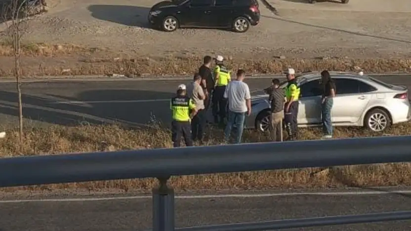 Siirt Veyselkarani'de Korkutan Kaza: Tır Sıkıştırdı, Otomobil Kaldırıma Çıktı