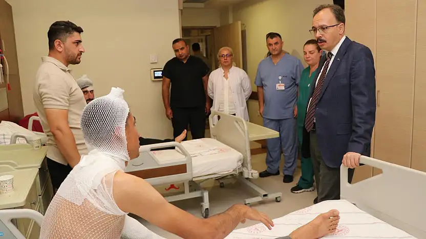 Vali Kızılkaya, Alevler Arasında Yaralanan İşçileri Hastanede Ziyaret Etti