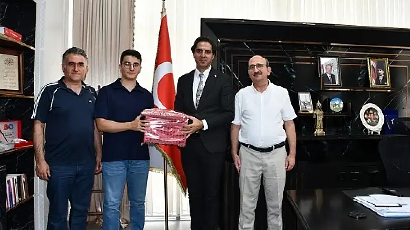 YKS Türkiye Birincileri İl Milli Eğitim Müdürü İlhan Saz'ı Ziyaret Etti